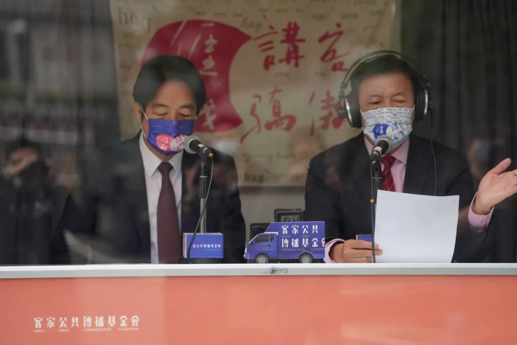 講客號一拉開螢幕，就可以搖身一變成為行動廣播車，圖為2022年農曆新年前，副總統賴清德登上金鐘講客號，用流利客語海陸腔向國人拜早年。圖/客傳會