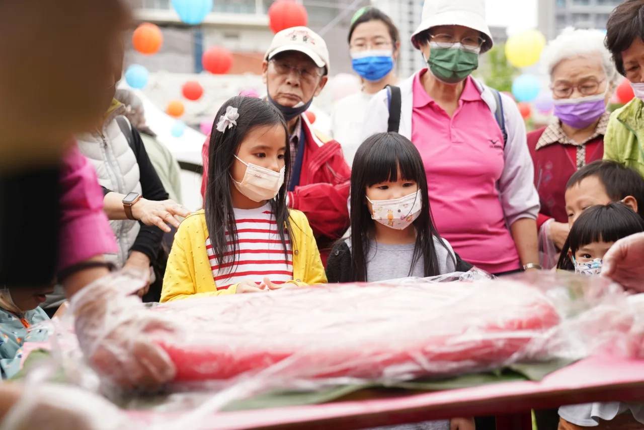 【圖輯】萌虎鬧花新丁新枝祈福　北市千人喜慶伯公生