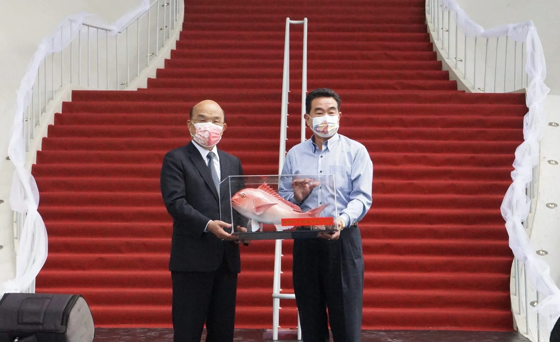 中壢區漁會理事長葉國傑（右）贈予行政院長蘇貞昌禮物，慶賀永安海螺文化園區正式開園。桃園市府提供