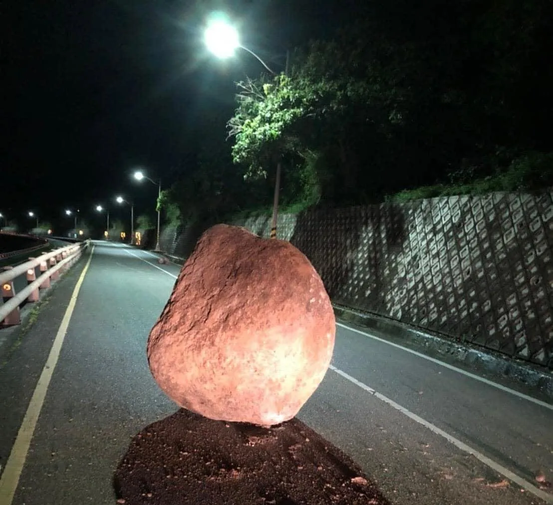 台東長濱永福路段巨石落下。翻攝爆料公社