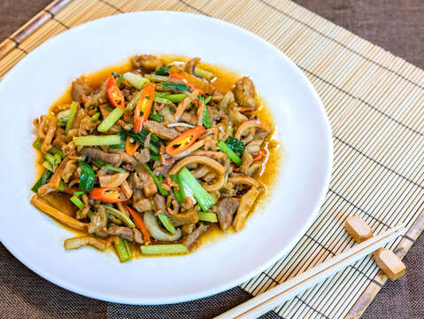客家小炒:客家菜館招牌必點!五花肉及豆干先以大火收汁,再將魷魚放入,搭配辣椒、芹菜、青蔥爆香,一盤層次分明的經典美味上桌囉。翻攝客庄小旅行網站