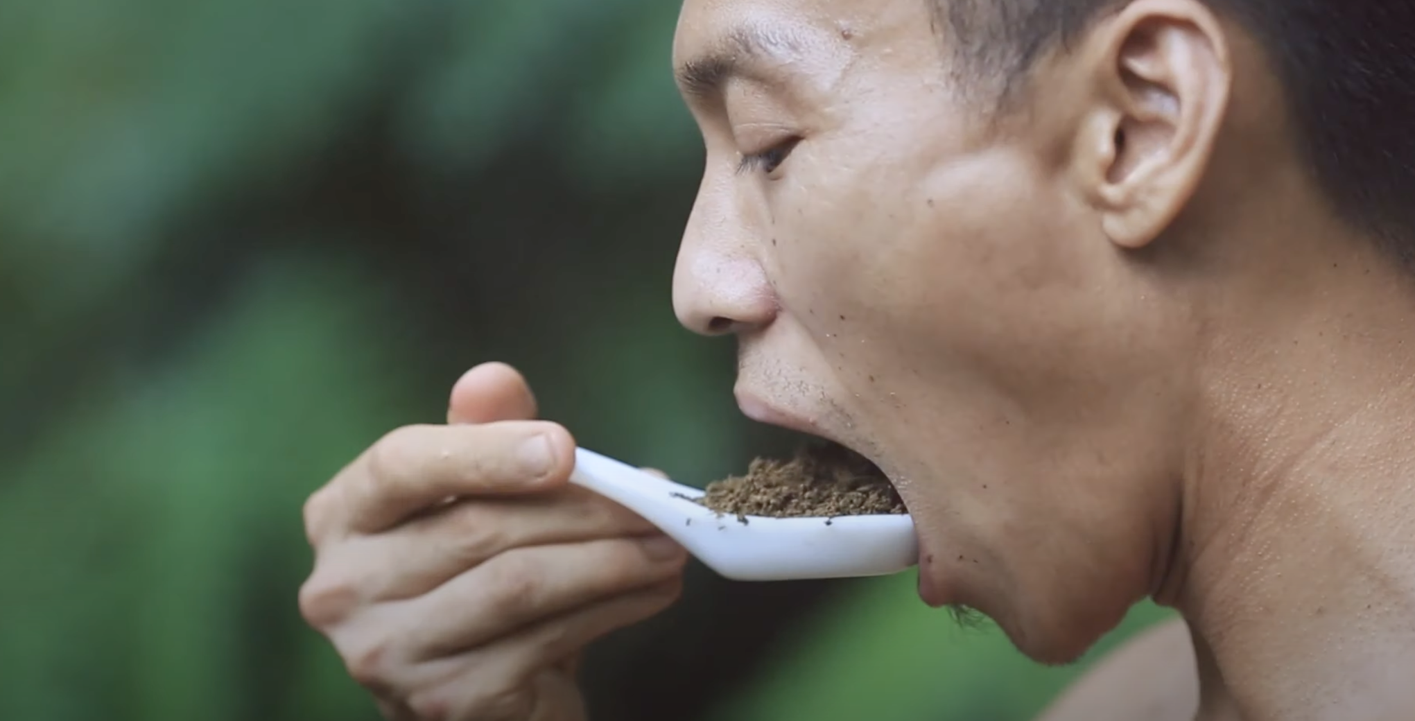 《食壤計畫》透過「吃土」的方式來重新反思人類與土地之間的關係。翻攝畫面