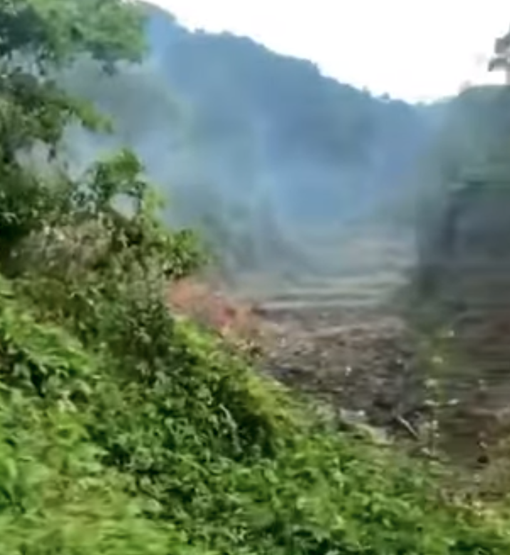 墜機現場完全看不到有任何飛機的形體。翻攝畫面