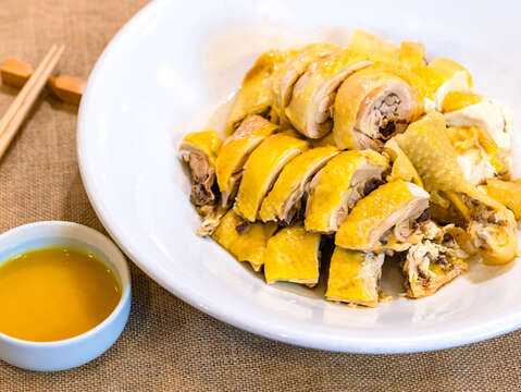 桔醬土雞:不肥不油,皮黃而脆,肉質甘甜的白土雞,入口前沾上少許客家桔醬,微甜的酸味襯托出,不膩口的道地客家味,堪稱經典。翻攝客庄小旅行網站