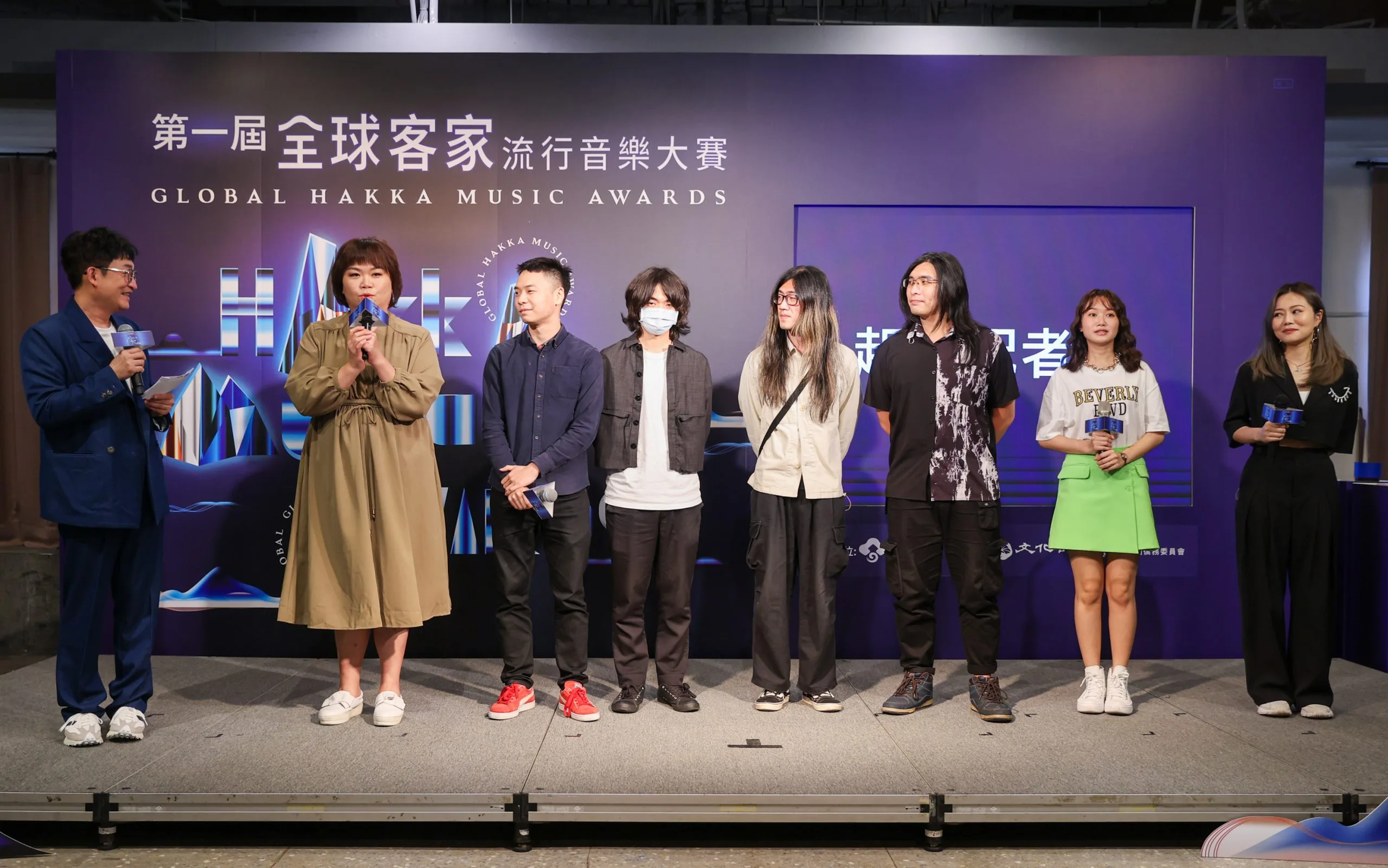 客家流行音樂大賽歷屆得主楊淑喻(左二)、少女卡拉（左三至六）、王喬尹（右二）、林沛蕎（右）等人一同分享比賽經驗，希望透過音樂人的現身力挺，帶動更多音樂人投入客語歌曲創作及演唱。圖／客委會提供