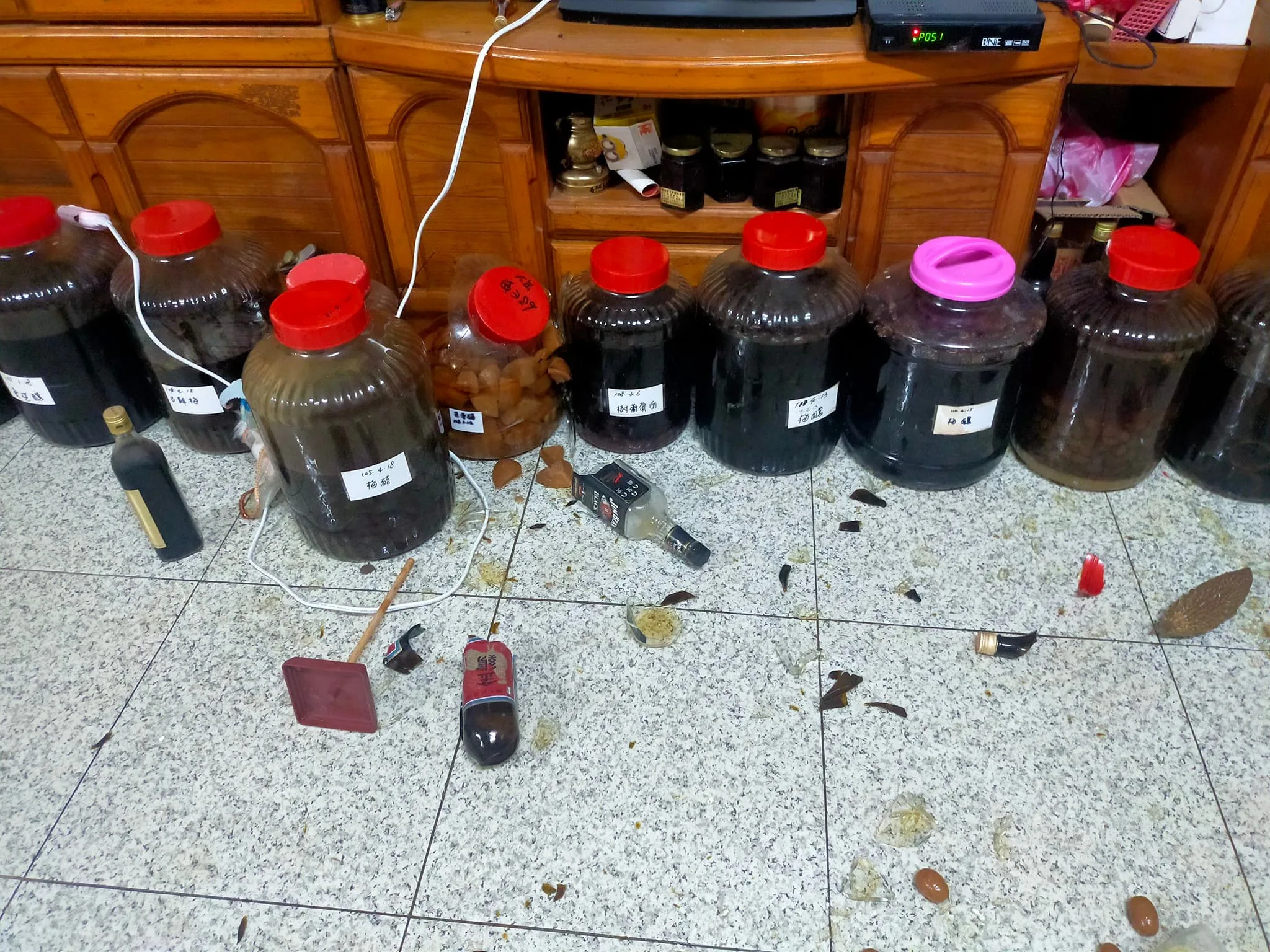 花蓮縣富里鄉親家中醃製物摔破。圖/吳翠玲攝。