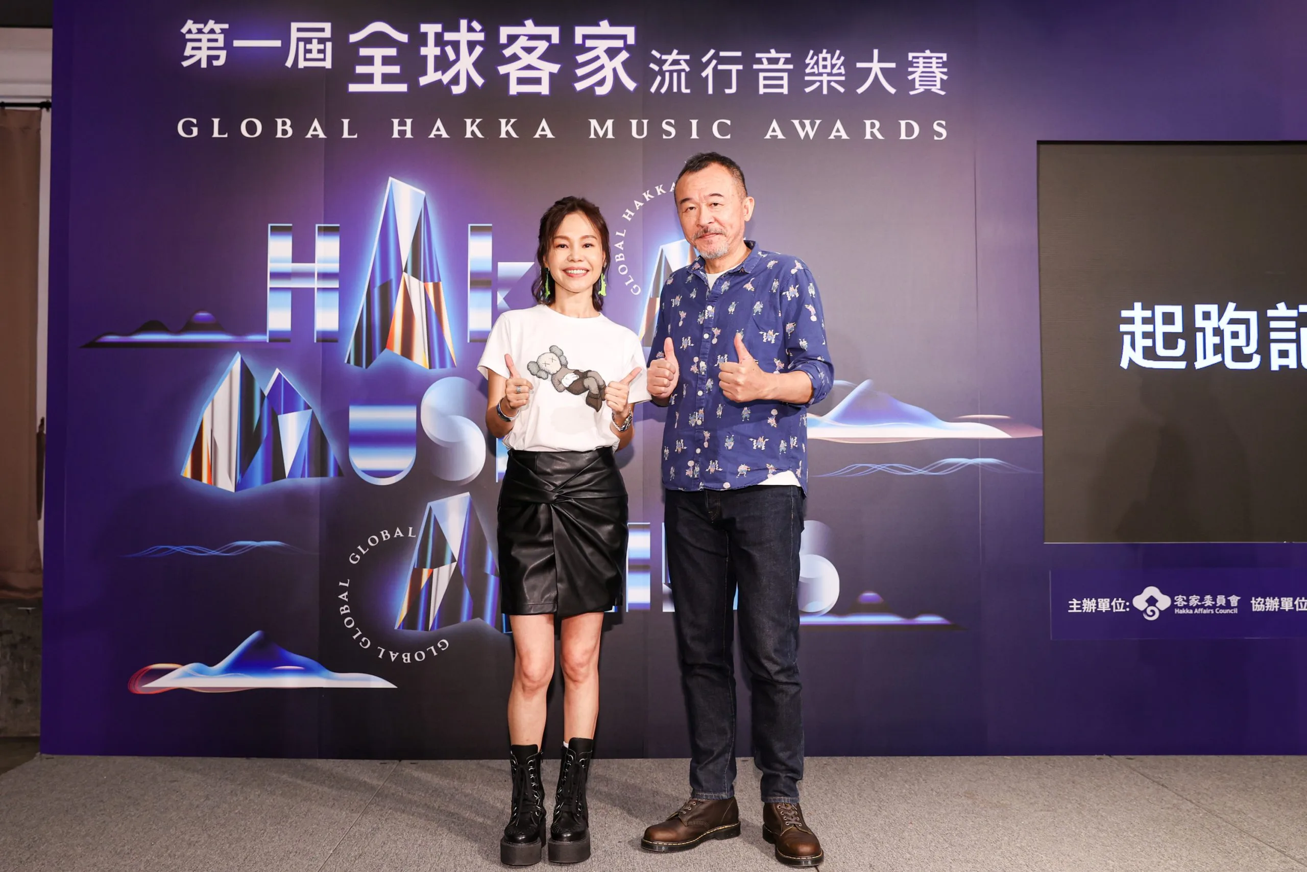 金曲歌后彭佳慧，擔任首屆全球客家流行音樂大賽宣傳大使（左）、金曲歌王黃連煜擔任賽事評審總召（右）。客委會提供。