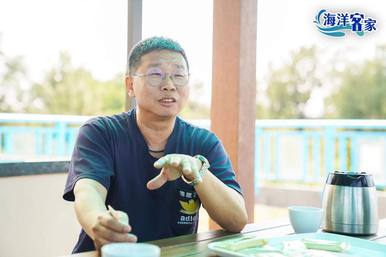 桃園市新屋愛鄉協會的顧問李仁富分享客語詞彙。范修語攝