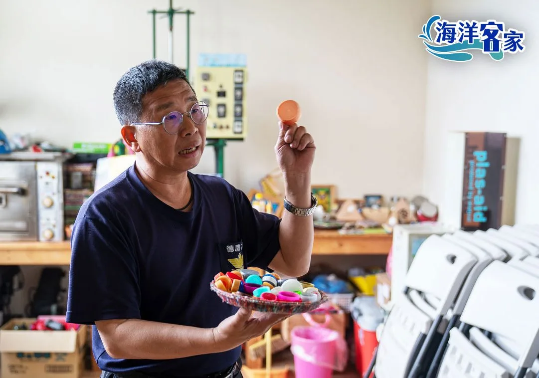 李仁富將瓶蓋、塑膠袋等海洋塑膠垃圾加工製成文創商品，盼大眾能多加了解海洋污染問題。范修語攝