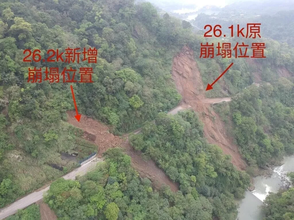 苗126縣道明德水庫崩塌路段,面積相當龐大,目前道路仍封閉,請鄉親掛紙要避開此路段。苗栗縣政府提供