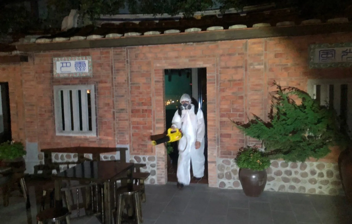 遠百竹北徹底消毒七樓美食街的三合院。遠百竹北提供