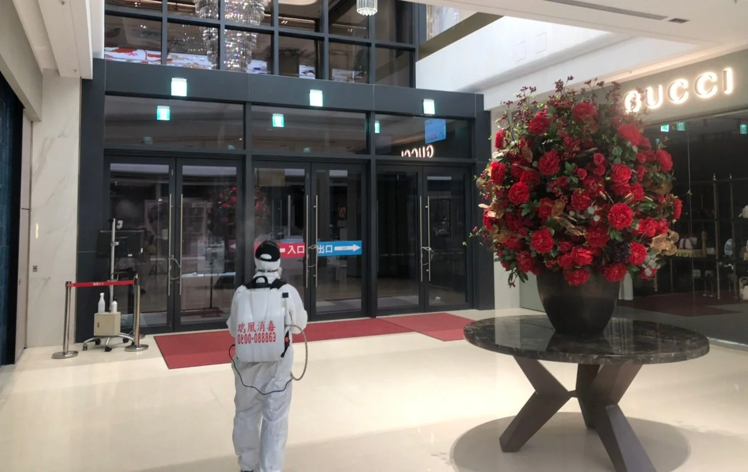 一樓國際時尚品牌區域今日也進行大消毒。遠百竹北提供