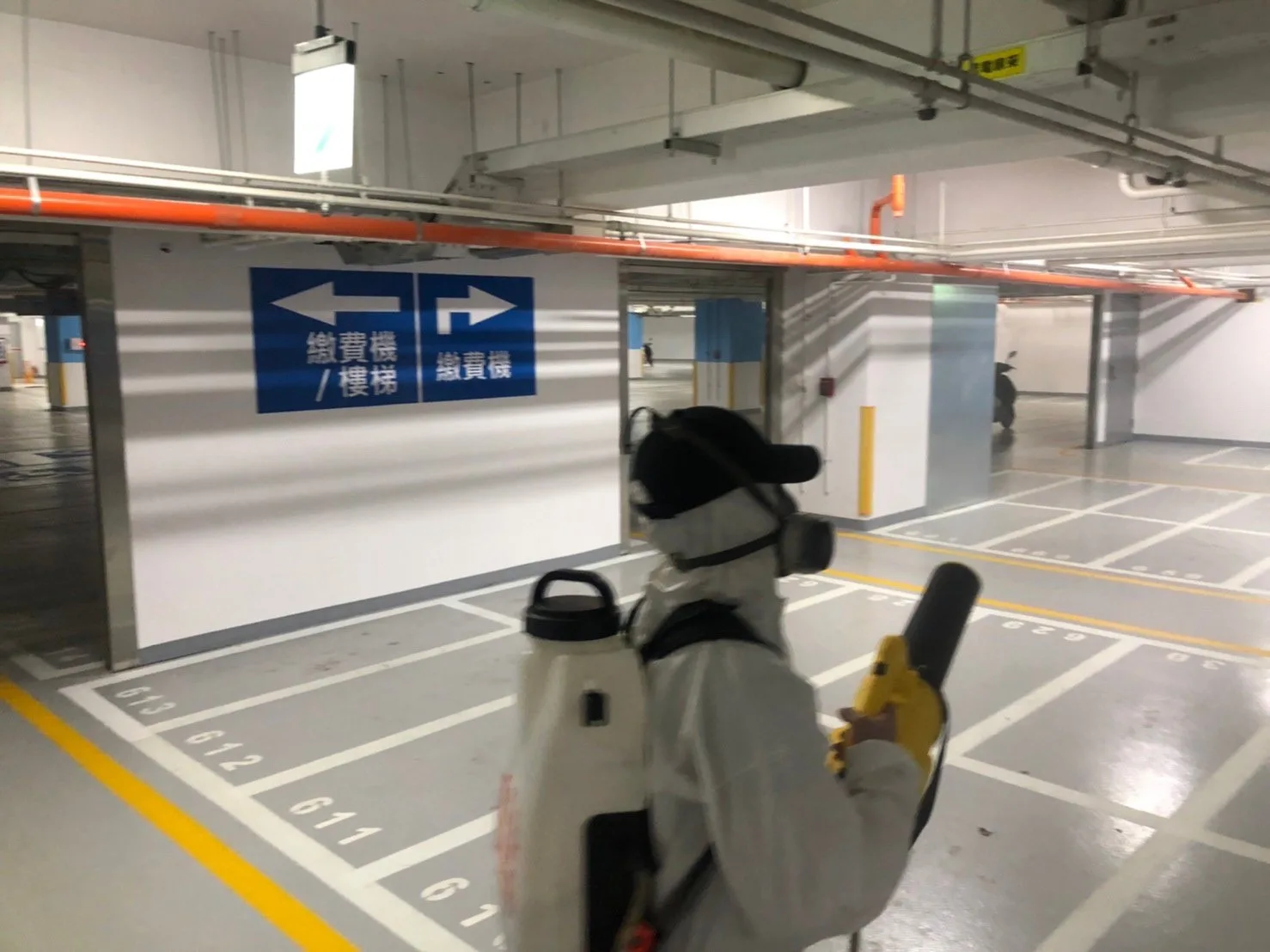 每逢假日都塞爆引民怨的停車場，今天也進行大消毒。遠百竹北提供