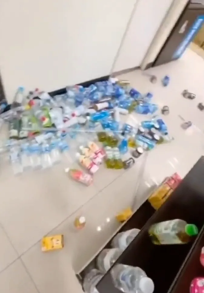 台東長濱一間711受地震影響貨物灑落一地。圖／翻攝自嘉義綠豆大小事。