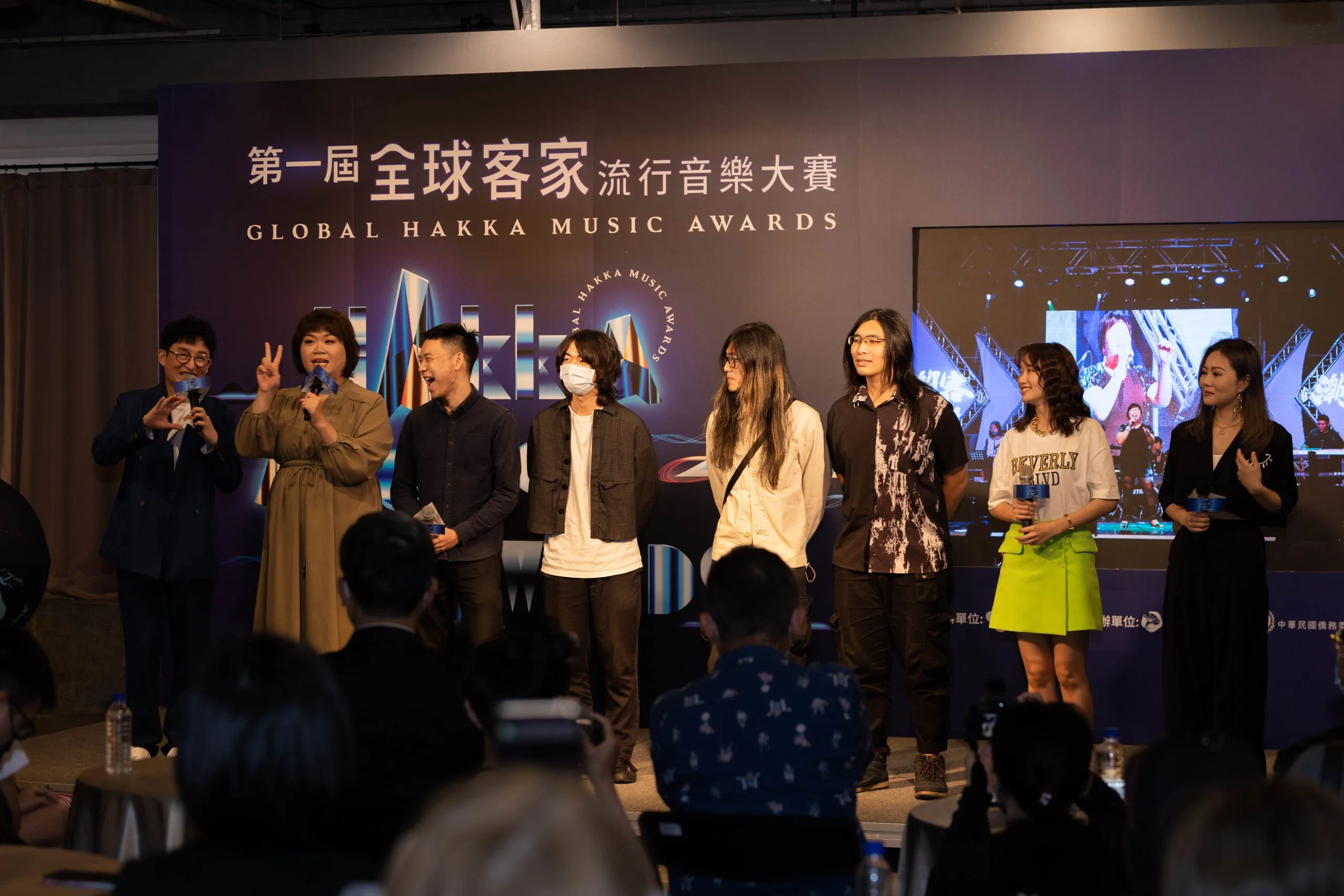 客家流行音樂大賽歷屆得主楊淑喻(左二)、少女卡拉(左三至六)、王喬尹(右二)、林沛蕎(右)等人一同分享比賽經驗,希望透過音樂人的現身力挺,帶動更多音樂人投入客語歌曲創作及演唱。蘇佑昇攝