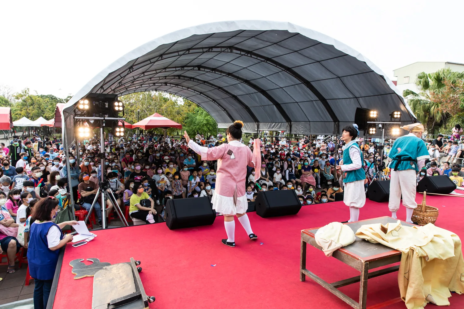 臺南市政府客家事務委員會在3月19日及20日於東區文聖公園、永康區探索教育公園,舉辦伯公好戲走透透系列演出活動,現場觀眾超興奮。台南市客家事務委員會提供。