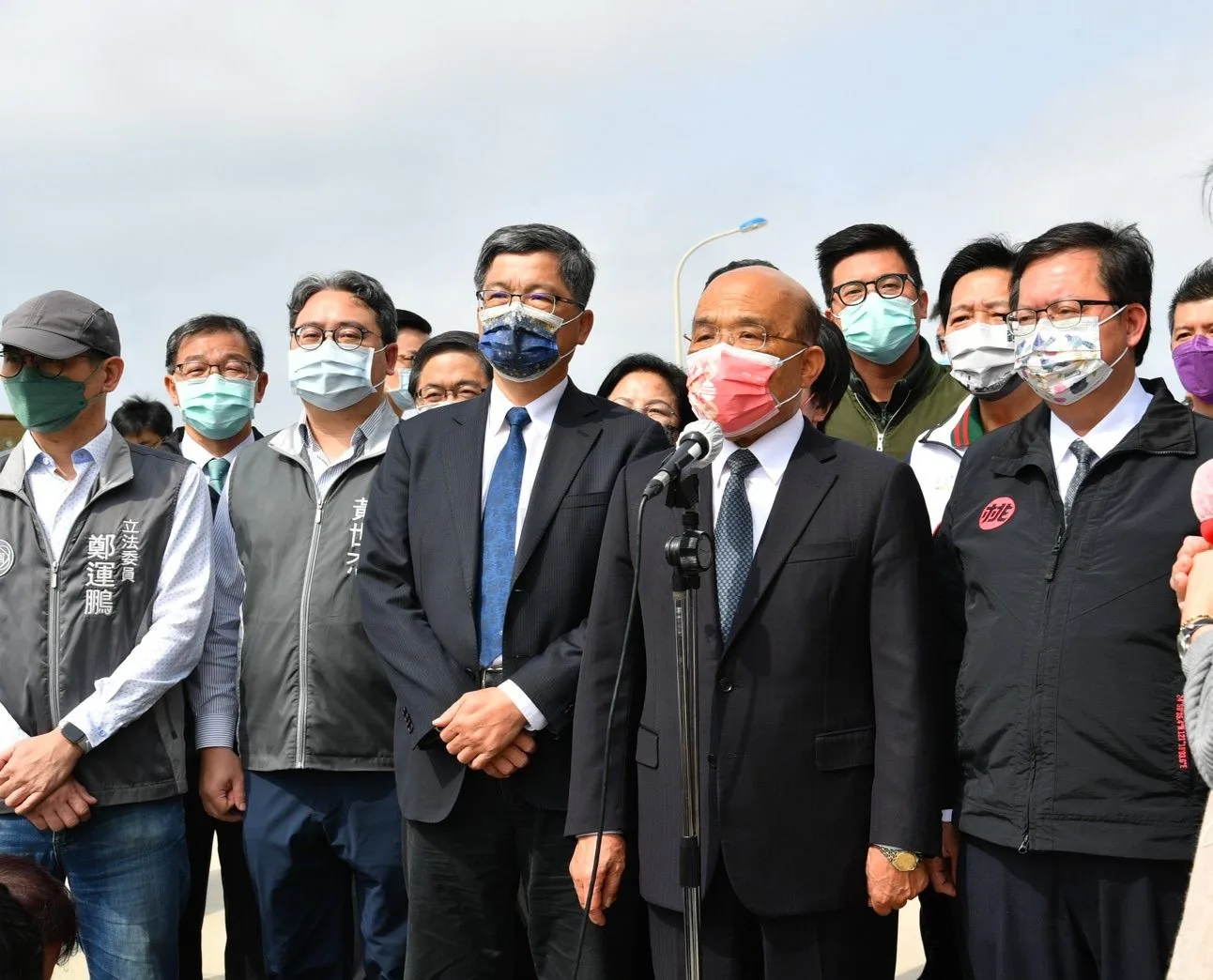 行政院長蘇貞昌(右二)與客委會主委楊長鎮(右三)、桃園市長鄭文燦(右一)今天出席桃園永安海螺文化館開幕活動,蘇貞昌對拜習通話表示願與國際一起努力,為普世價值堅守防線。