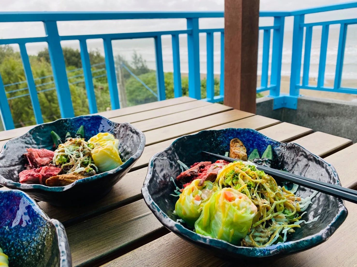 新鮮食材淋上特製的鹹醢醬，海洋客家的鮮香味只有新屋吃的到。「新屋石滬-Fun假好去處」臉書粉絲專頁提供