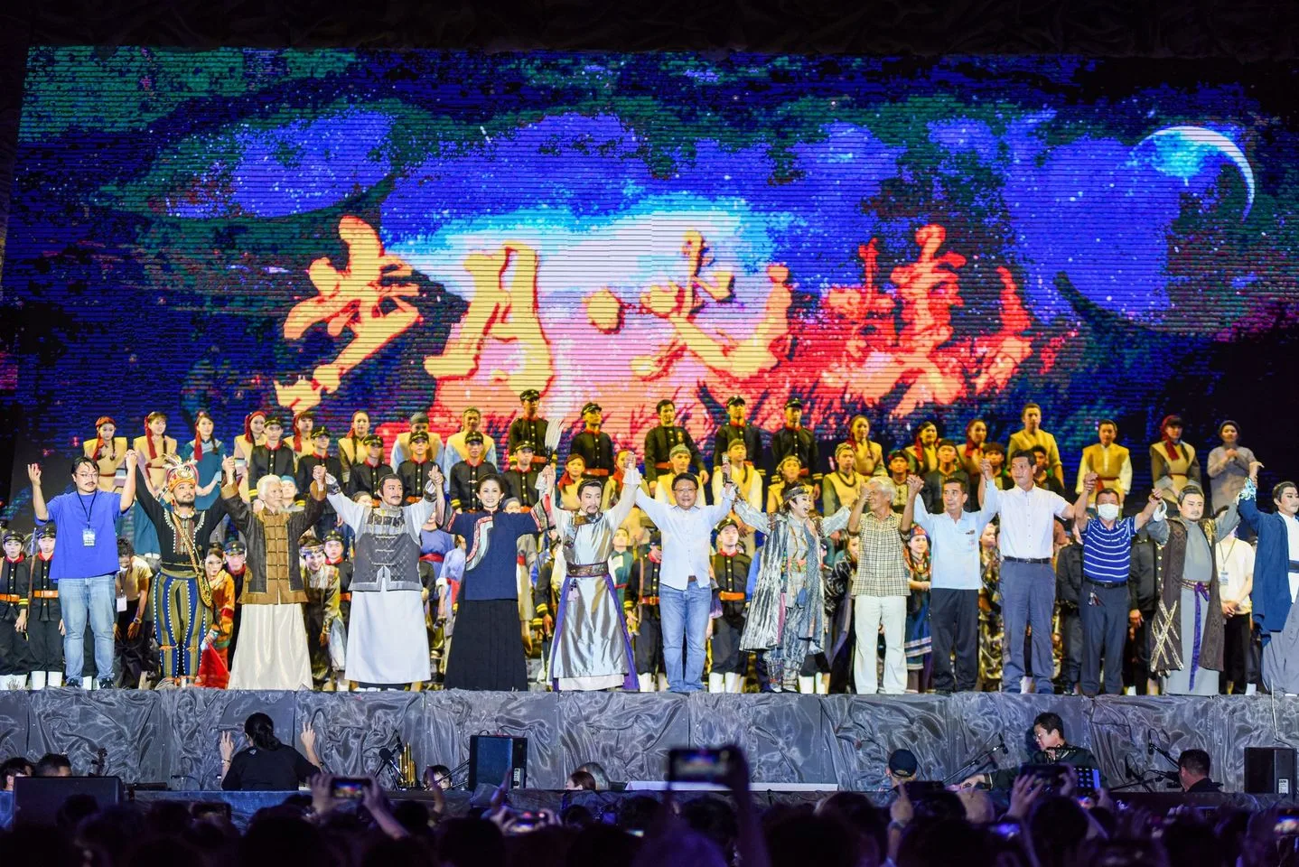孫翠鳳、郭子乾 、 劉瑞琪 、客家演員吳侑函、排灣族演員徹摩、鄒族演員蘇達等超過500人演員與幕後人員齊聚。圖/屏東縣政府提供。