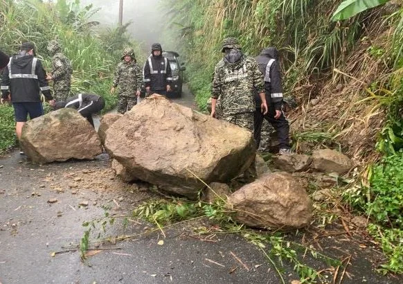 花蓮豐濱鄉磯崎村高山部因地震導致大型落石墜落阻擋路面。翻攝花蓮最速報臉書粉絲專頁