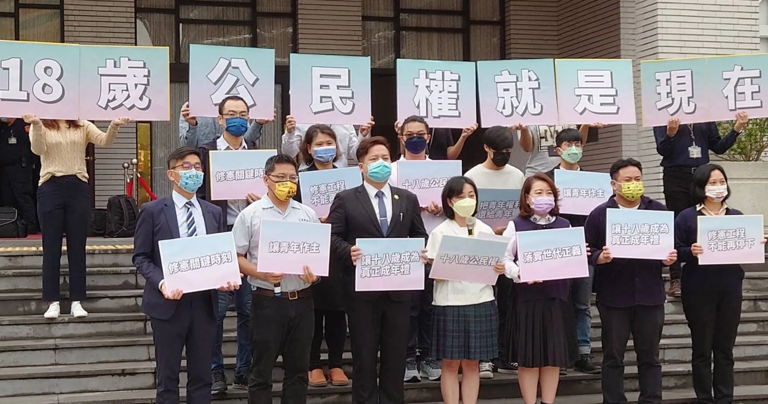 時代力量立委王婉諭(中)、台灣民眾黨立委邱臣遠(左三)以及民進黨立委羅美玲(右三)等人25日上午在立法院議場前舉行記者會,希望朝野各黨能支持18歲公民權修憲案。圖片/翻攝監委葉大華臉書