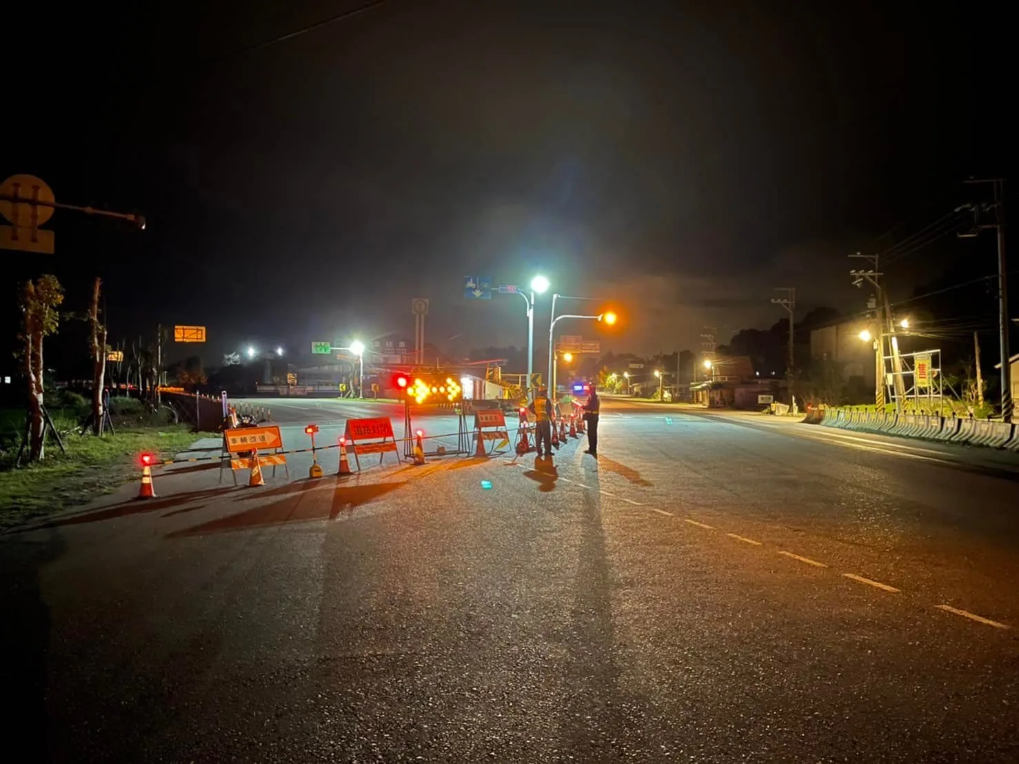 警方緊急封鎖道路。玉里警方提供