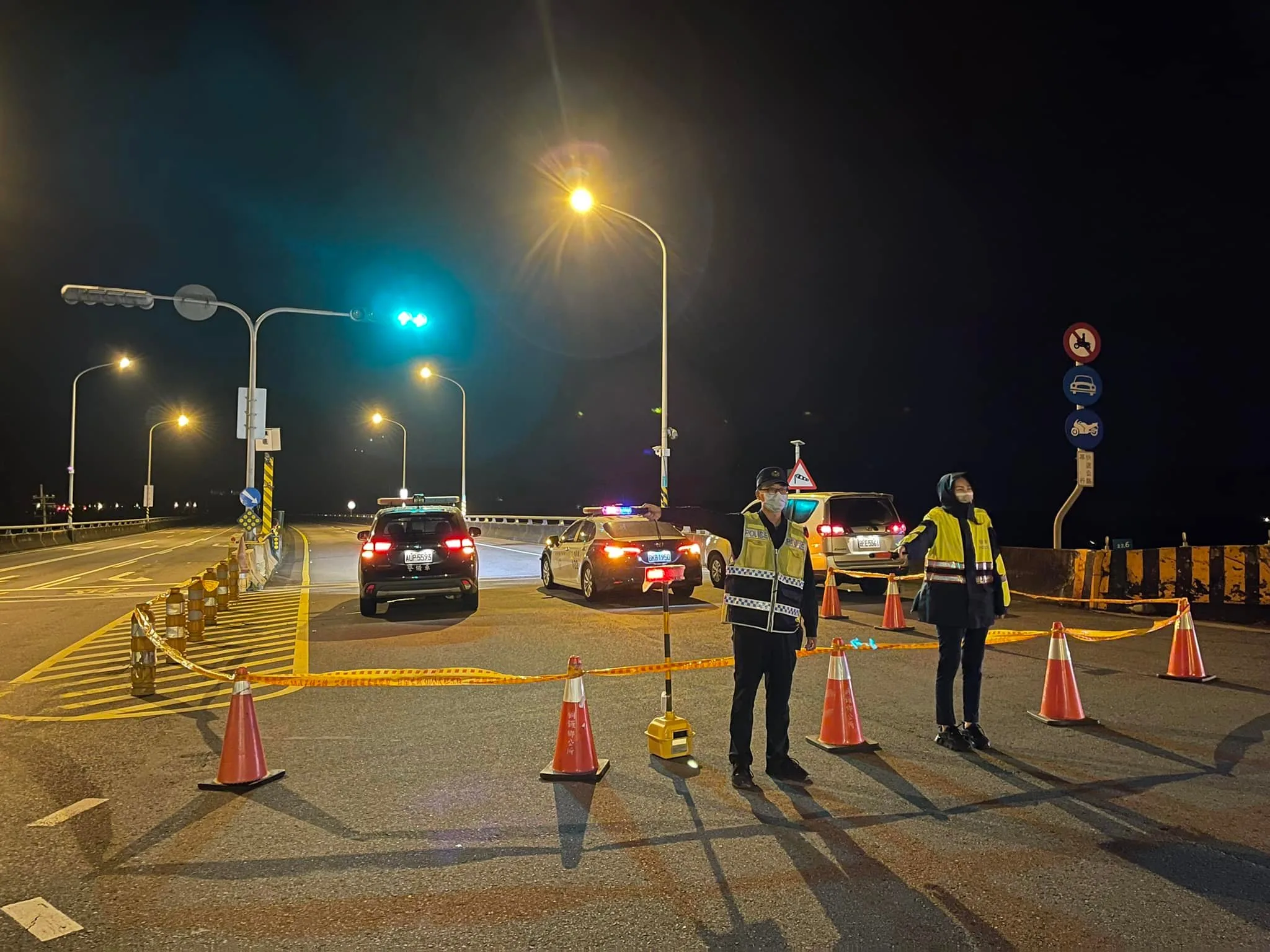 警方緊急封閉道路,並將傷者送醫。苗栗縣警局提供