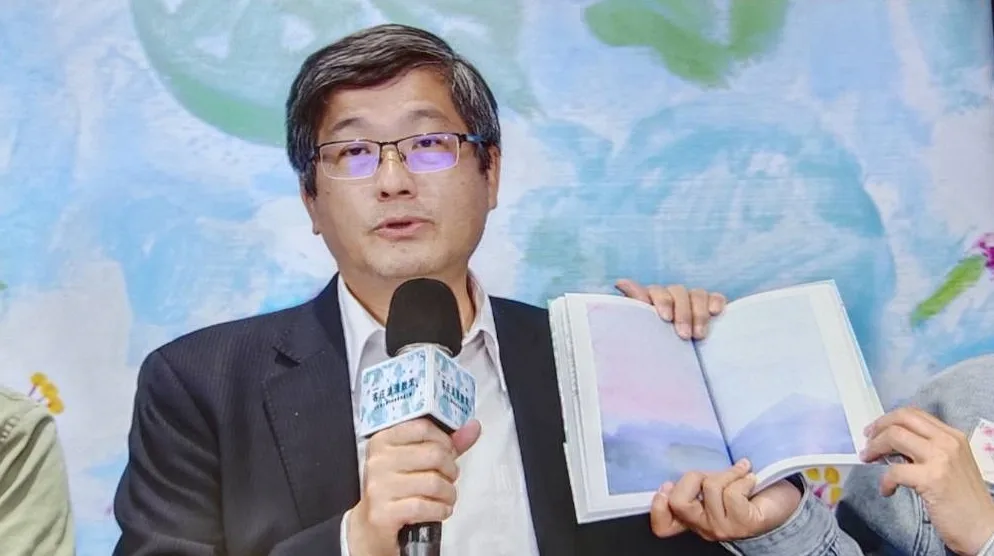 楊長鎮謝謝小池，將他童年的客家回憶及感動畫出來。圖／蘇佑昇攝