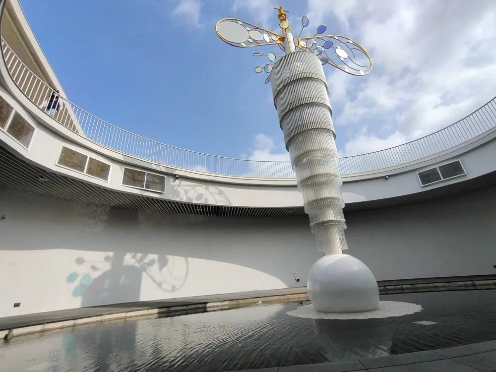 館內邀請到藝術家林舜龍創作「在海的叮嚀聲中．誕生」大型藝術裝置，當海風吹過，就會響起柔和的風鈴聲，加上陽光灑落，彩色光影還會投射到白色牆面上，令人驚艷。蘇佑昇攝