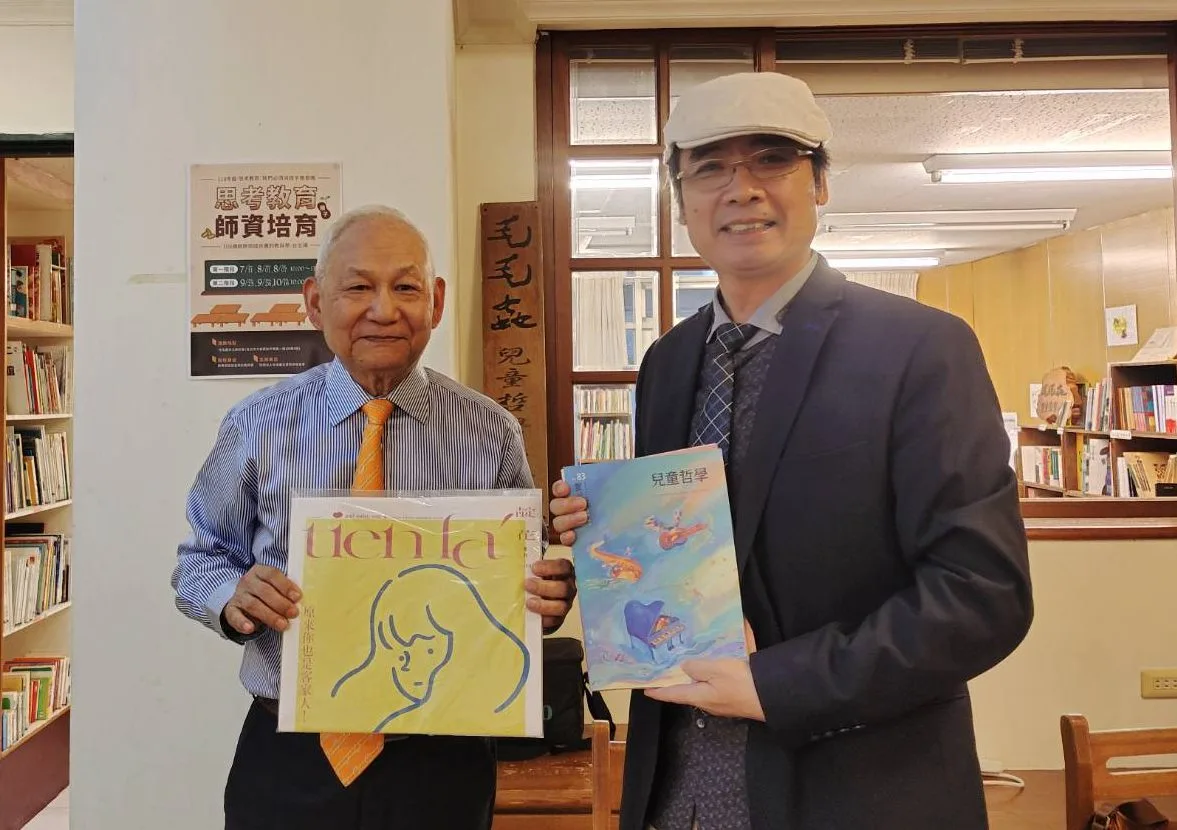 客家公共傳播基金會董事長陳邦畛（右）與毛毛蟲兒童哲學基金會執行長楊六生（左）一起推廣說母語，雙方也認同「帶孩子一起多元閱讀、哲學探索世界」的理念。蘇佑昇攝