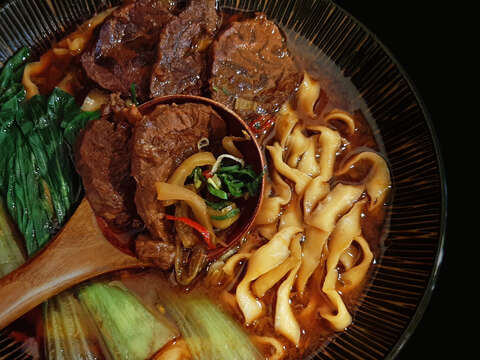 牛肉麵:東勢早期聚集了許多外省人,因此在飲食習慣上融合了北方口味,有嚼勁的麵條與厚切大塊牛肉,配上客家鹹酸菜,這是一道融合客家與眷村的好味道。翻攝客庄小旅行網站