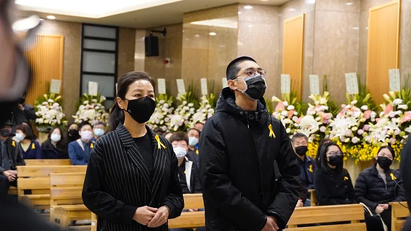 藝人方文琳(左)及徐韜(右)前往唐川告別式致意。客家電視臺提供