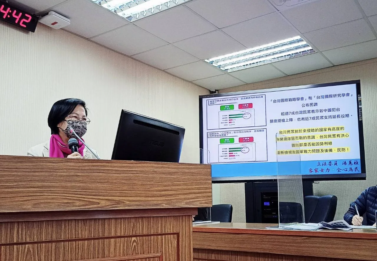 立法委員湯蕙禎質詢時,則認為國防部應該規劃更多實務演訓,將全民國防教育融入常民生活中,才是根本之道。