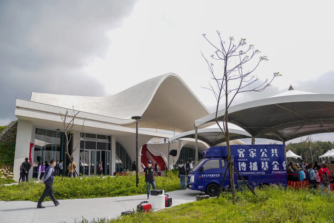 客傳會總經理徐智俊率領金鐘講客號到場宣傳永安海螺體驗文化園區。范修語攝語攝