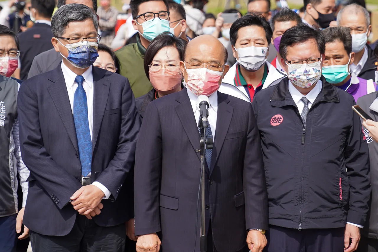 行政院長蘇貞昌（右二）與客委會主委楊長鎮（右三）、桃園市長鄭文燦（右一）出席開幕典禮，蘇貞昌表示，蔡總統是最重視客家鄉親與文化的總統，蔡總統上任後除修正法制，明定客語為國家語言之一，亦設立「講客廣播電臺」及「財團法人客家公共傳播基金會」，完善客家語言與文化的傳播，並大力補助客家事務相關預算，包括：「客家浪漫臺三線計畫」、「客庄369幸福計畫」等，兩項計畫經費合計近50億元。范修語攝