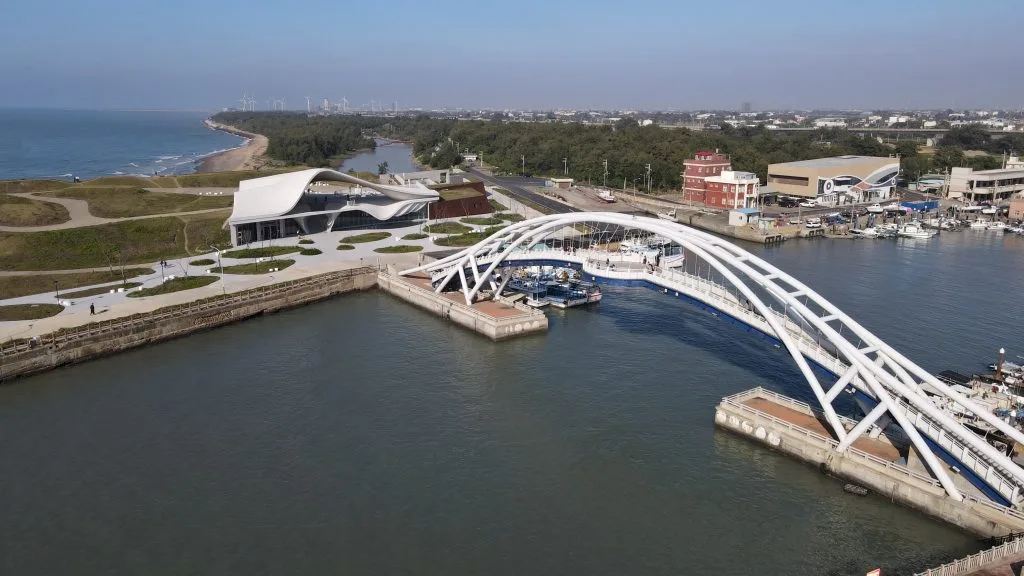 從永安魚市場走過永安觀海橋，就能到永安海螺文化體驗園區。宋佩遙攝