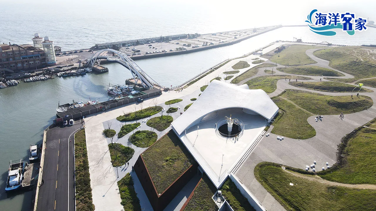永安海螺文化體驗園區占地約5.6公頃，整體建築形象為在土丘裡的海螺，並以開放式穿透空間呈現。宋佩遙攝