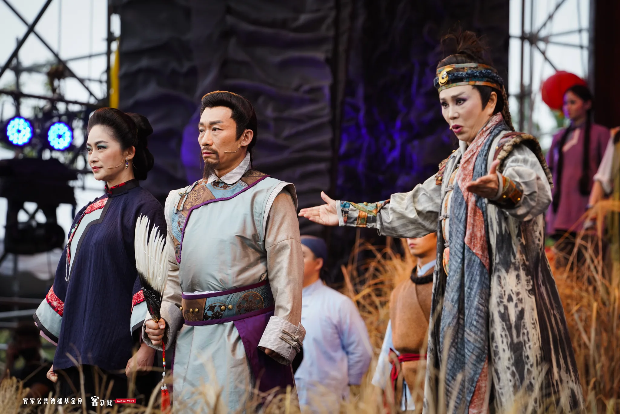 六堆歷史大戲《步月．火燒》右起明華園當家小生孫翠鳳、知名影星郭子乾、客家演員劉瑞琪的精彩演出。宋佩遙攝。