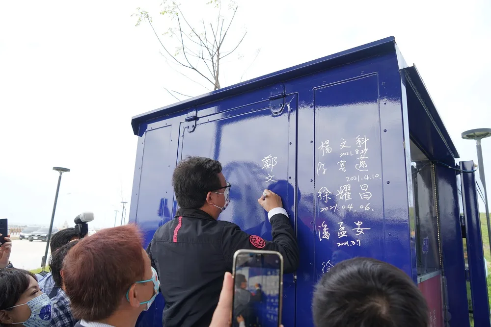 桃園市長鄭文燦親自為金鐘講客號車身簽名。宋涵葳攝