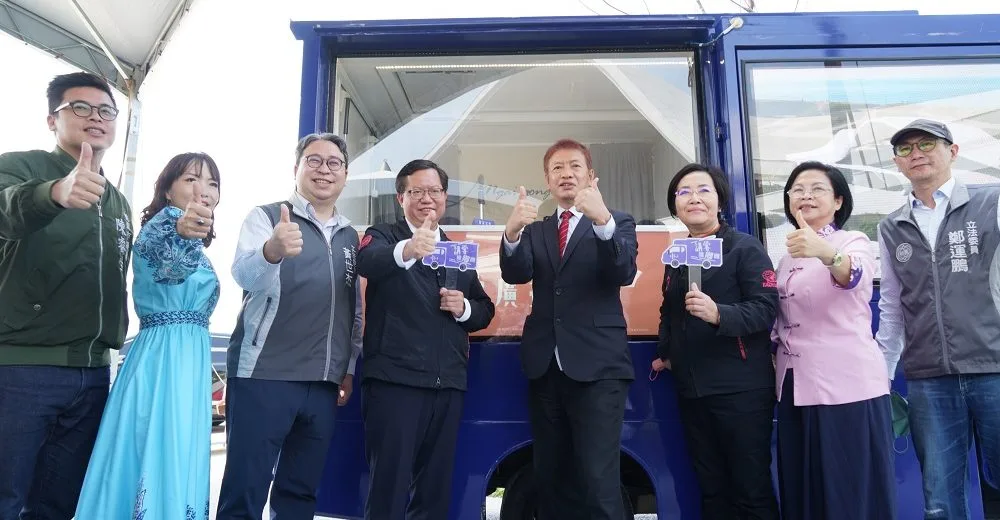 客傳會總經理徐智俊（右四）及金鐘主持人徐子雁（左二）與桃園市長鄭文燦（右五）、立委黃世杰（左三）、湯蕙禎（右二）、鄭運鵬（右一）及議員陳睿生（左一）、桃園市客家事務局局長黃傅淑香（右三）合影。宋涵葳攝