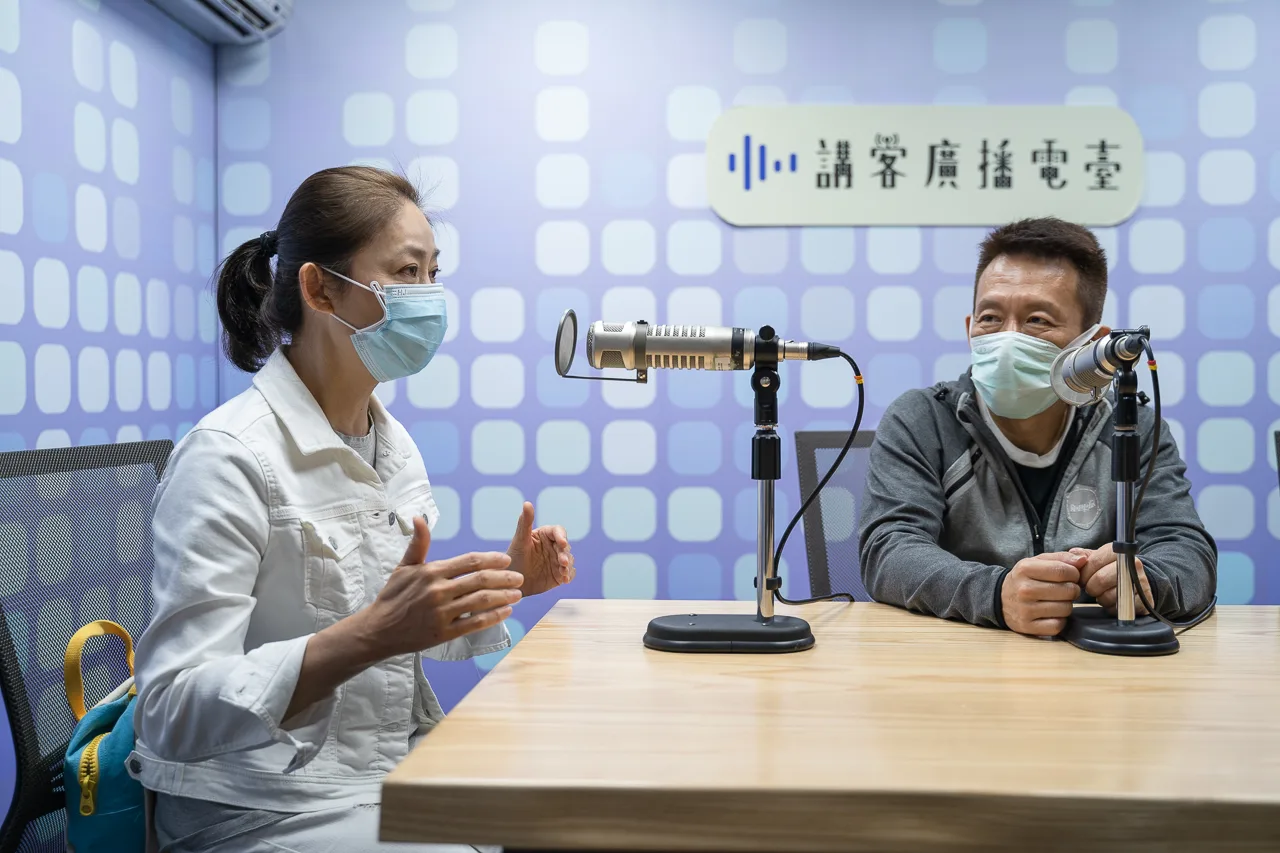 劉瑞琪（左）與郭子乾（右）討論起生活用語上海陸腔與四縣腔的說法差異。范修語攝