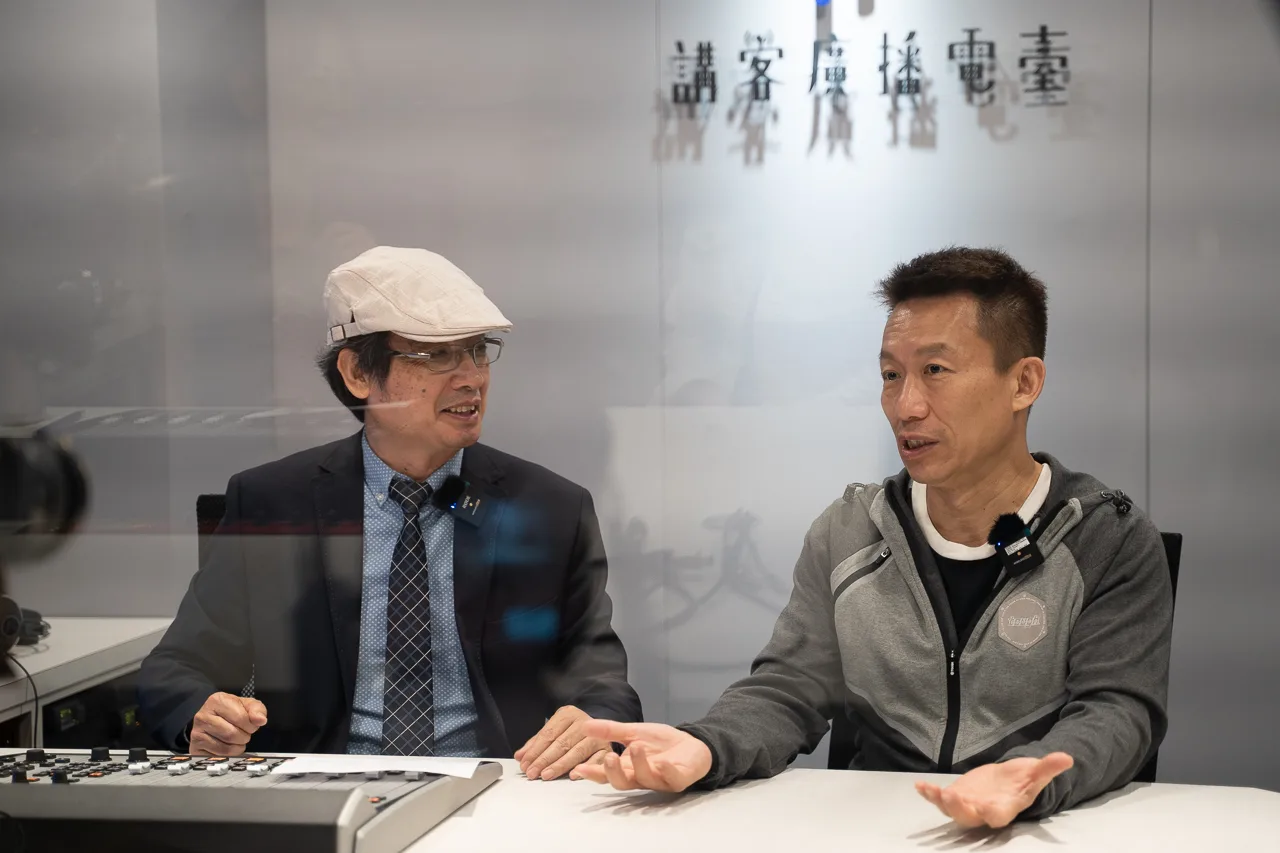 郭子乾（右）今天來到客家公共傳播基金會錄製《A咖時光》影片，接受董事長陳邦畛（左）專訪。宋佩遙攝