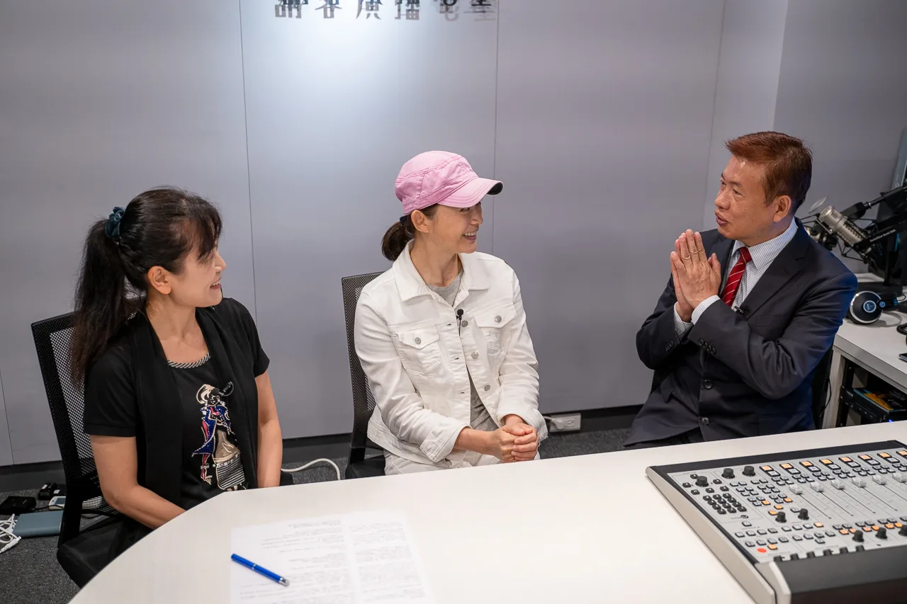金鐘影后劉瑞琪（中）接受客傳會《Ａ咖時光》節目主持人徐智俊（右）、宋菁玲（左）專訪，分享人生經歷。圖／洪俊傑攝