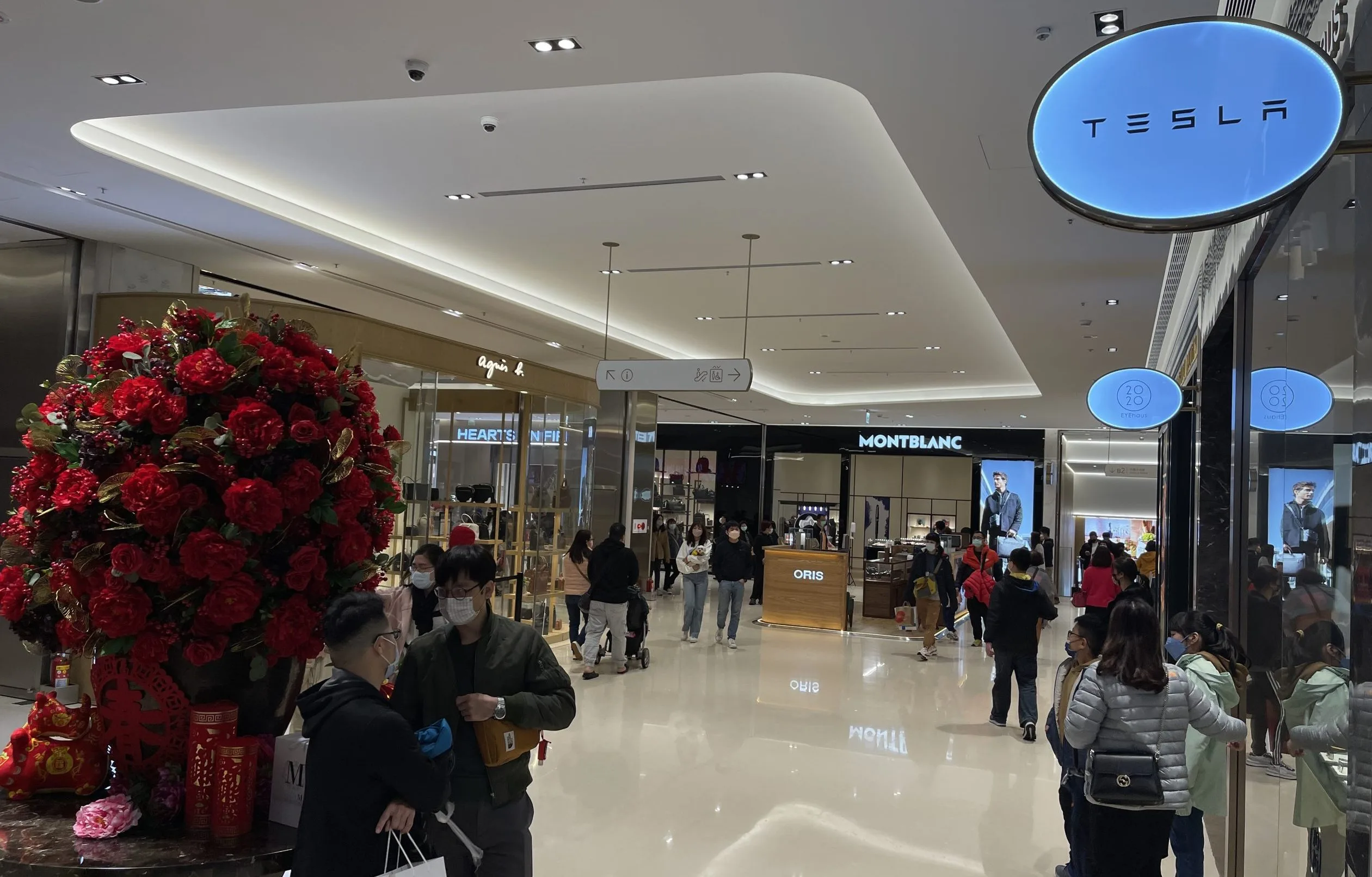一樓精品館位羅列，以往都是消費者最愛逛的地方。莊勝鴻攝