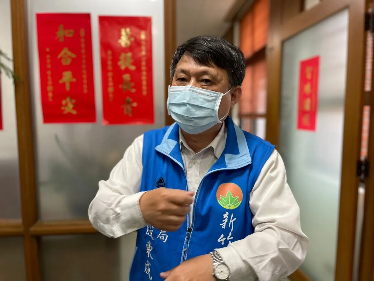 新竹縣衛生局局長殷東成接受客新聞採訪。宋佩遙攝。