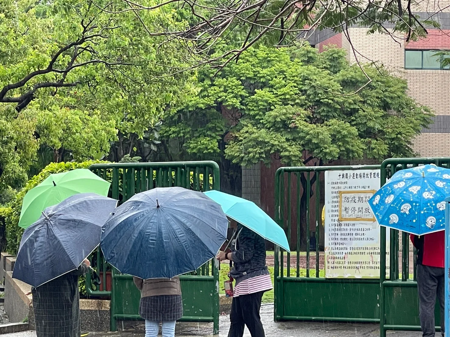 遠百竹北附近接小孩下課的家長們。宋佩遙攝。