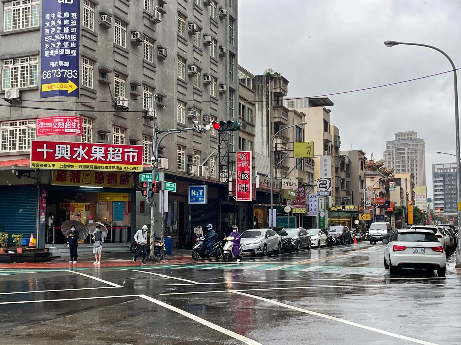 遠百竹北附近店家受影響。宋佩遙攝。