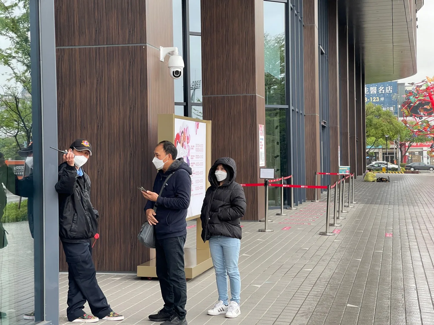 遠百竹北今（28日）停業一日，警衛協助引導。宋佩遙攝。