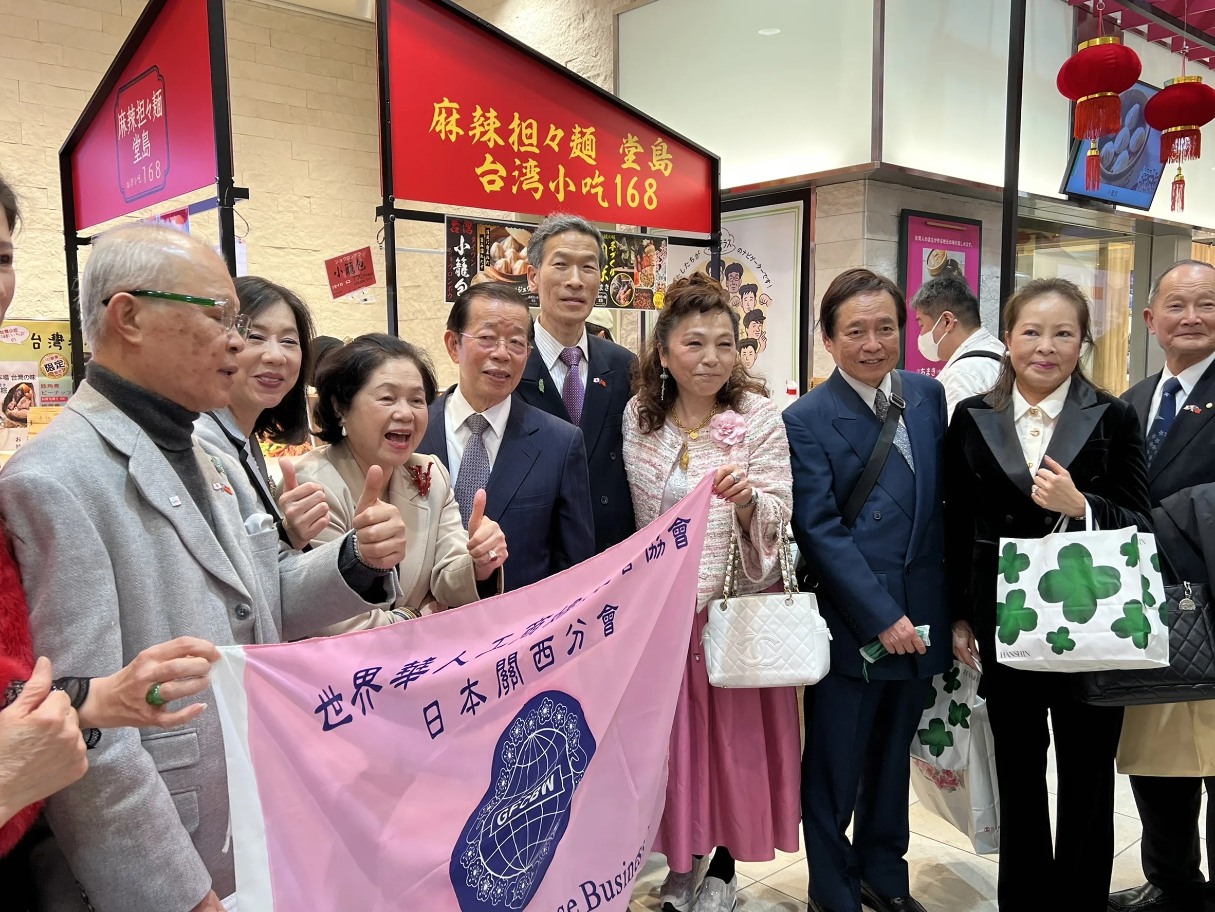 台灣鄉親到場力挺，現場宛如同樂會，十分熱鬧。圖／台視新聞提供