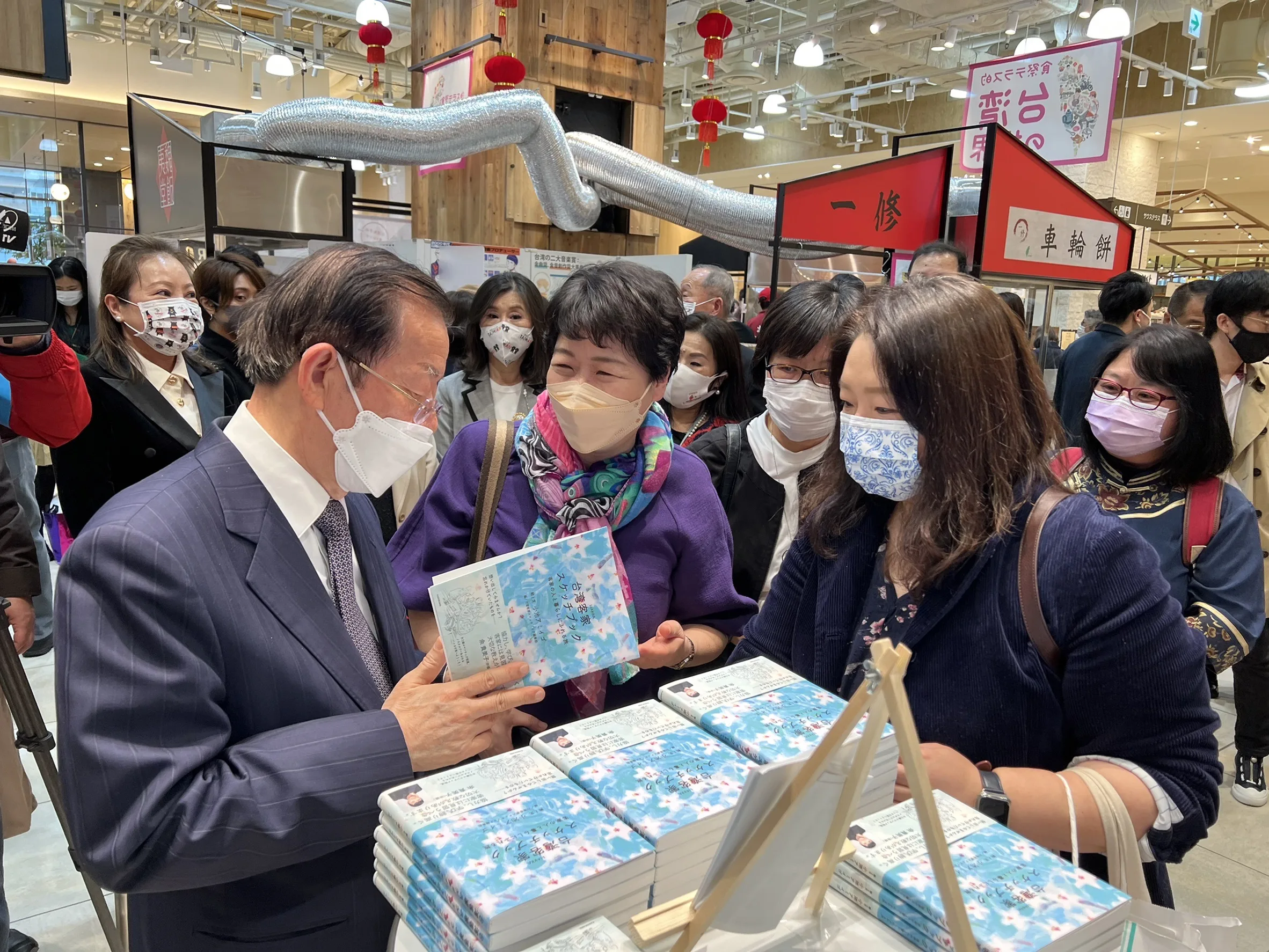 許多曾來台旅遊的日本讀者，驚喜地發現，書內介紹到許多自己不知道的台灣客庄旅遊景點及客家美食，直呼「有機會一定要按照書上寫的，來台灣客庄玩！」圖／台視新聞提供